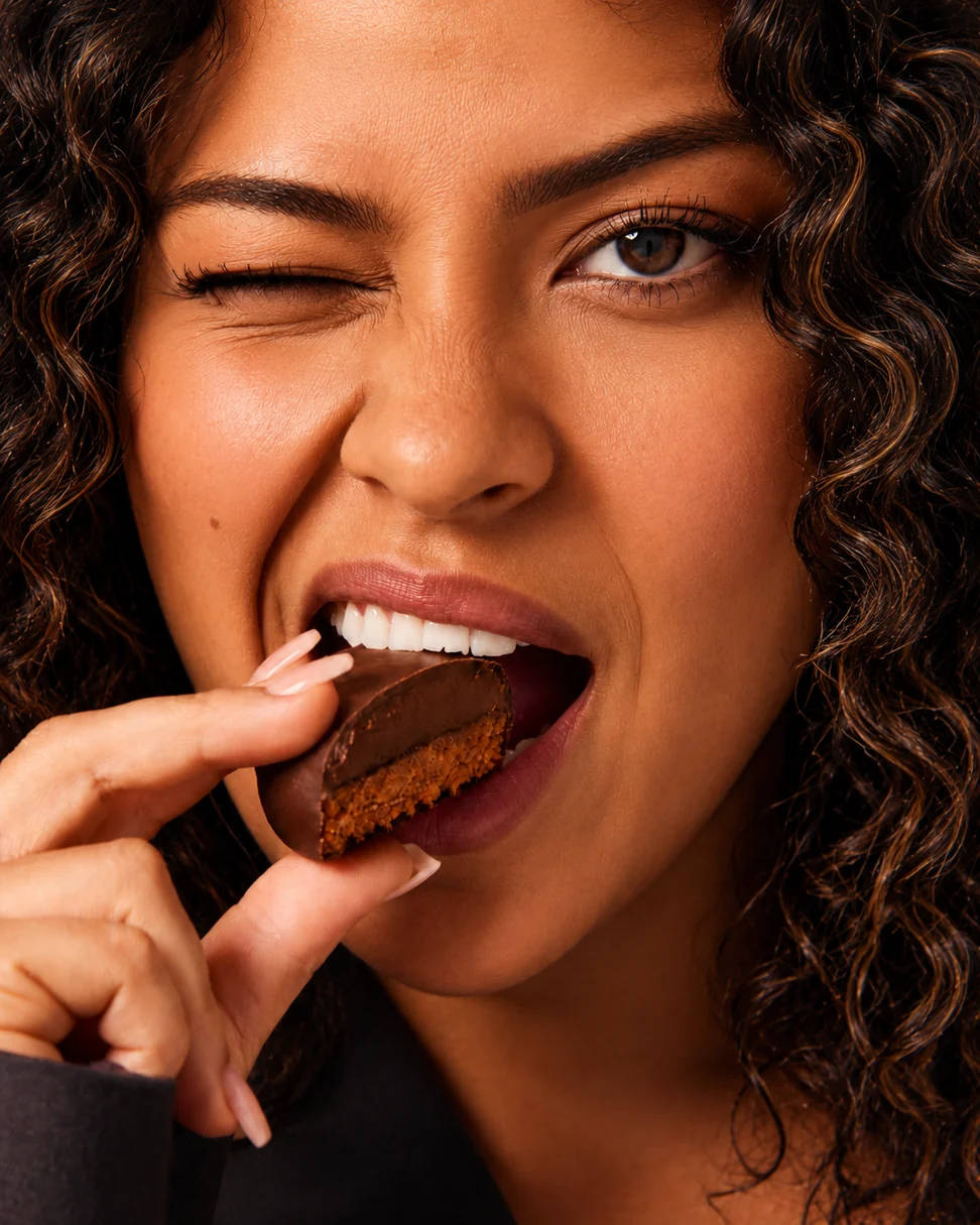 Mulher comendo alfajor Topway