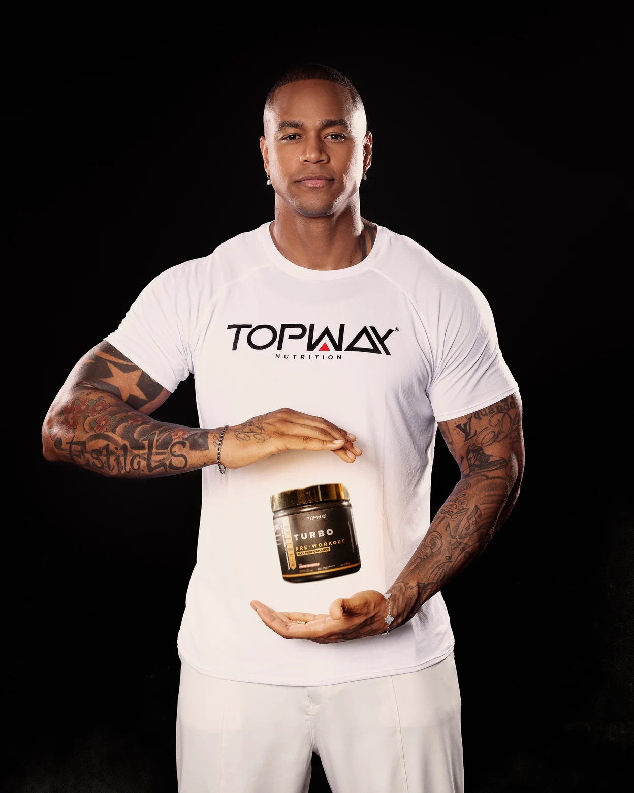 Homem com pote Topway Turbo