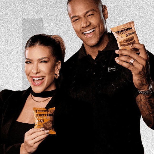 Lore Improta e Léo Santana com produtos Topway